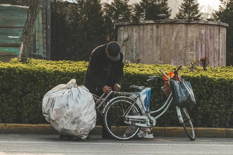 你家小区有捡废品的老人吗
我家小区就有捡废品的老人。之前有个大爷，天天在小区垃圾