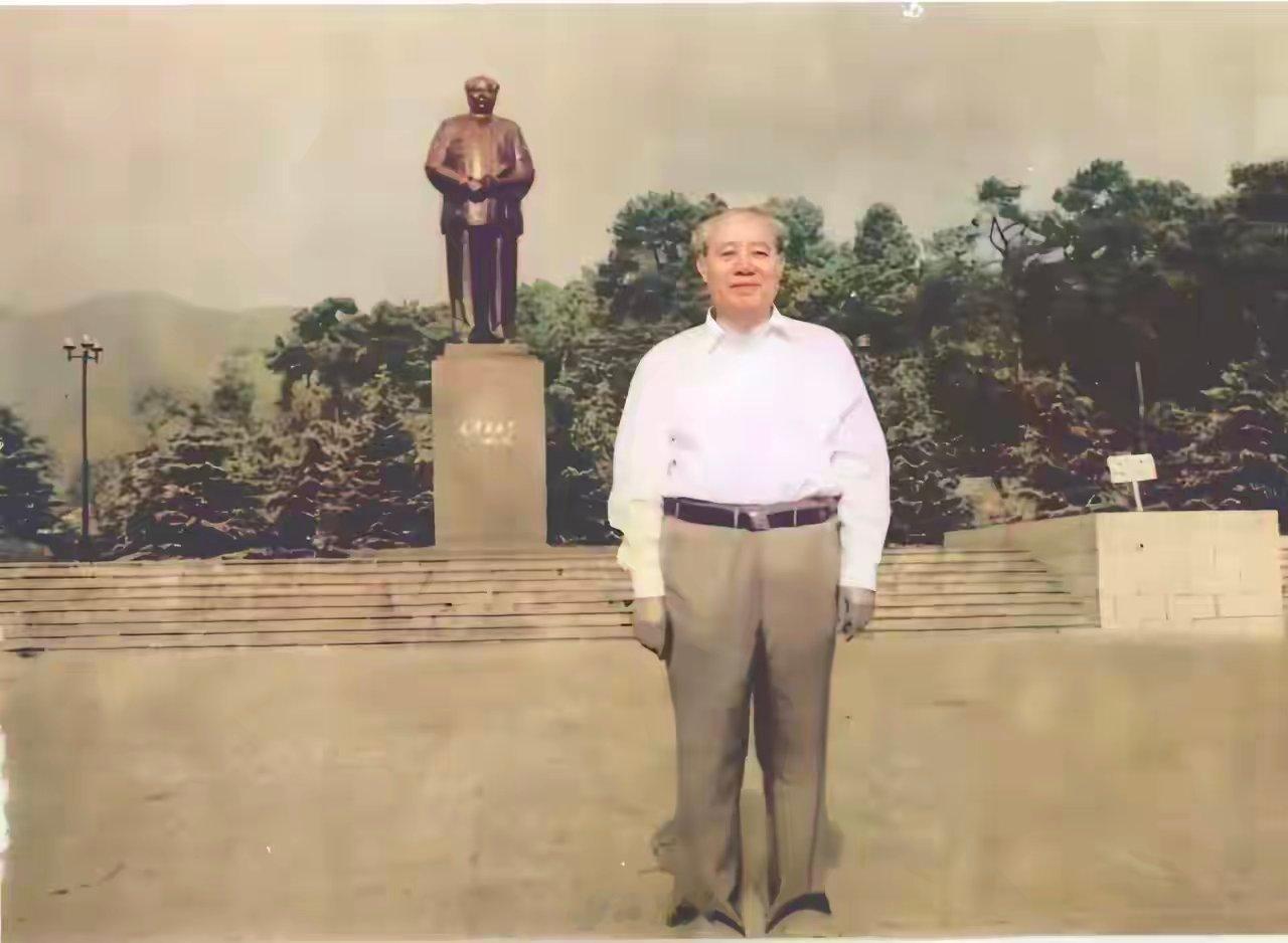 1995年9月，汪东兴同志在韶山缅怀毛主席。他说他这辈子就干一件事：保卫毛主席。