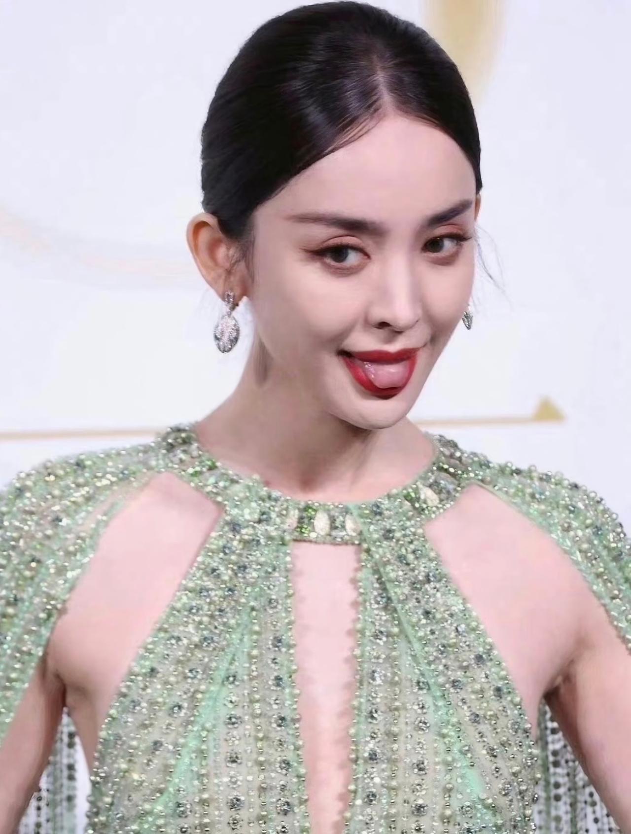 古力娜扎，好干净的一张脸！古力娜扎 我爱豆的绝美瞬间 礼服写真 时尚大片