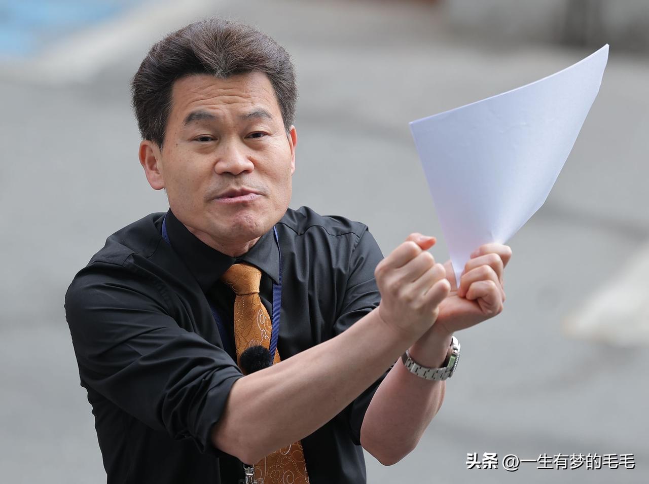 10日，韩国知名保守派网红全韩吉公开表态反对国民力量党通过断尹决议，怒斥该决议是