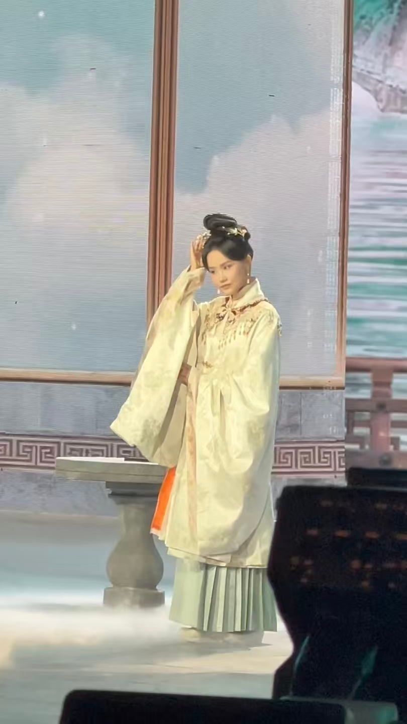 黄龄央视晚会路透带了3套造型黄龄这舞台表现力没谁了！非遗晚会 3 分钟解锁 3 