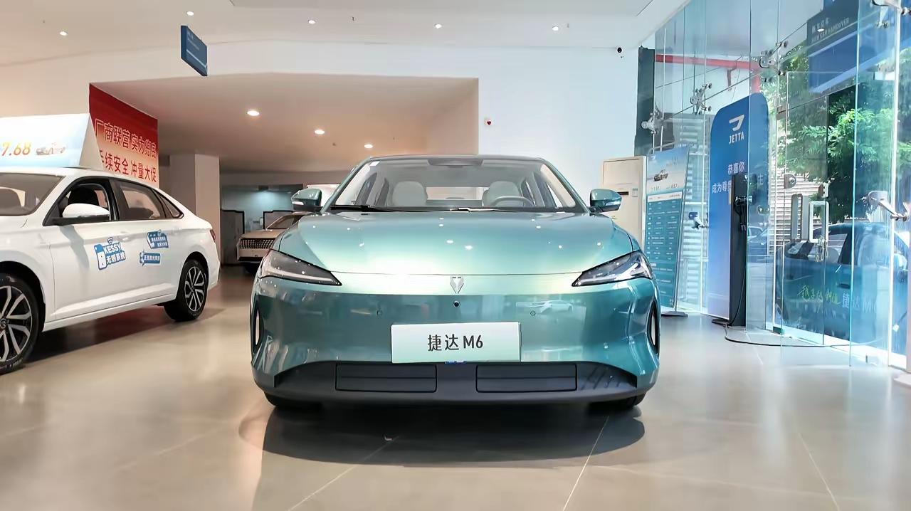 说实话，第一眼看捷达 M6 我是嗤之以鼻的。
7万98 起，一台 4 米 8 的