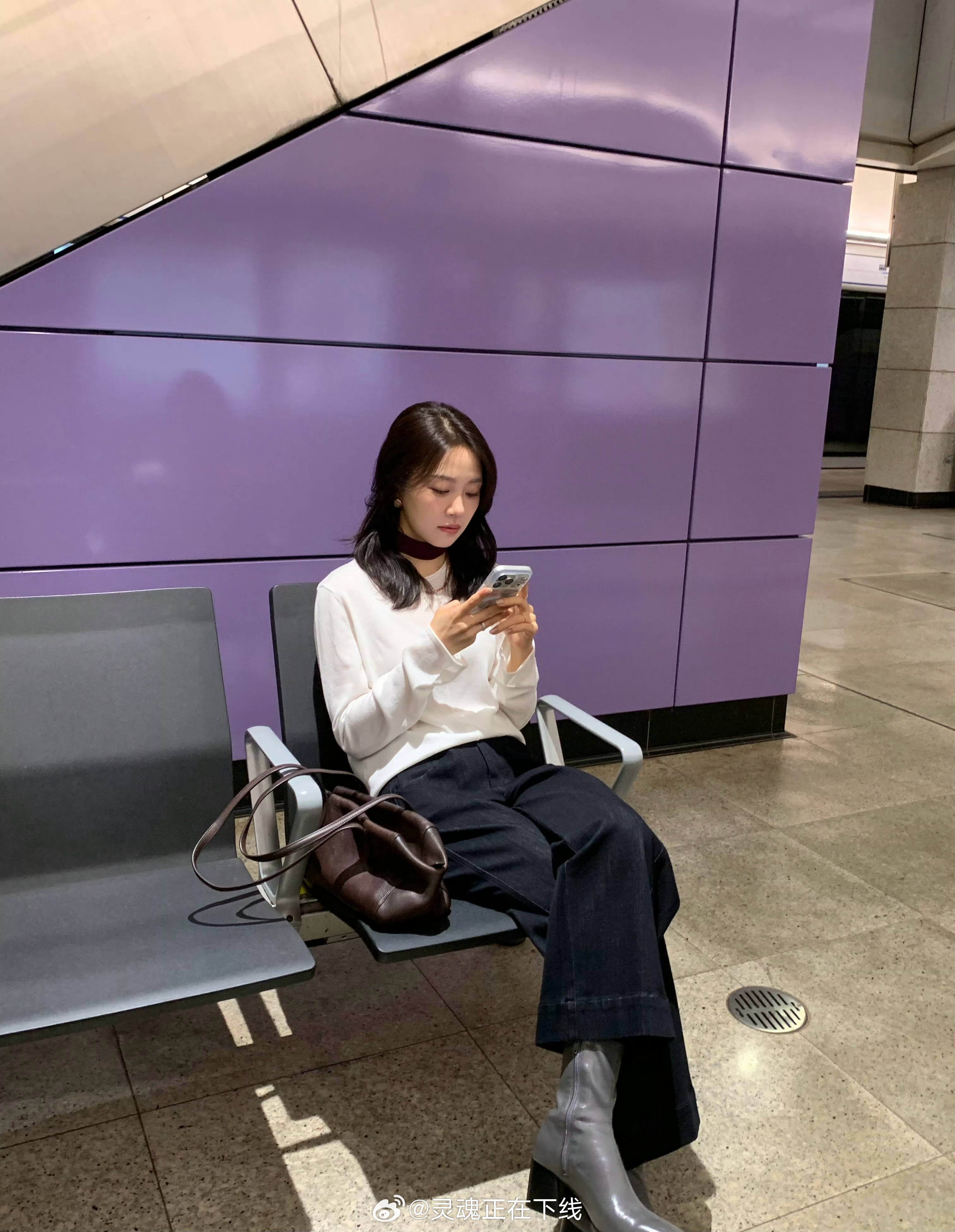 消费升级，香港地铁随处可见最新款iPhone！ ​​​