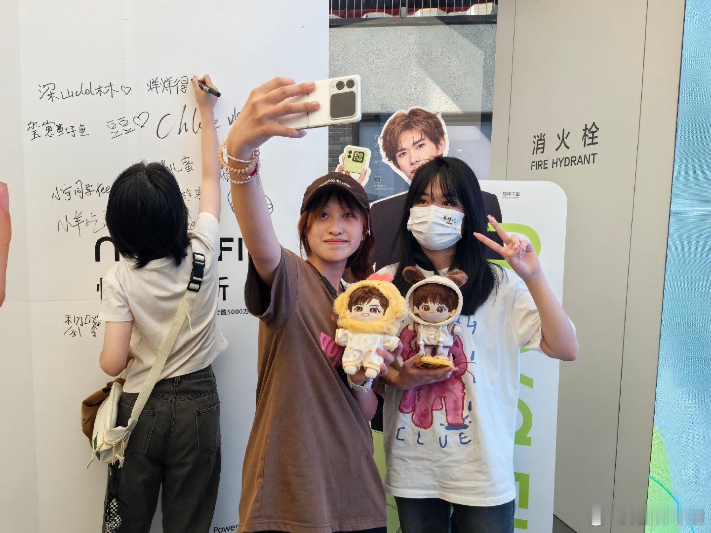 #七夕见易烊千玺# 七夕见玺，哈哈 进货了家人们，这趟没白来，把千玺扛回家了💪