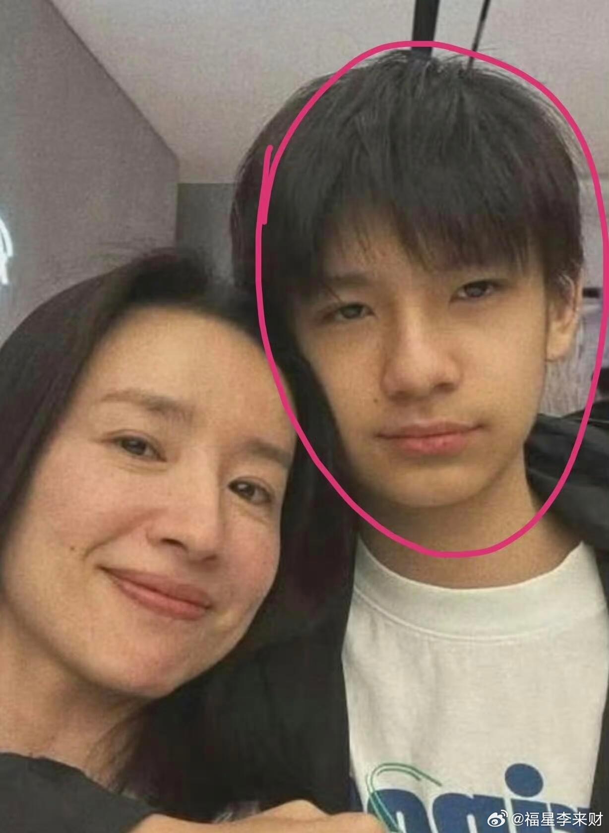 素颜的董洁和顶顶顶顶真的很帅气继承了爸妈的好基因 