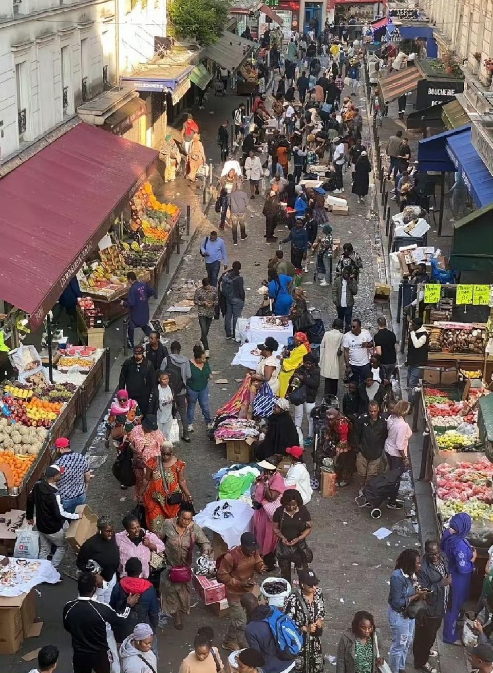 法国巴黎，现在这个样子了！烟火气很旺啊！[呲牙]