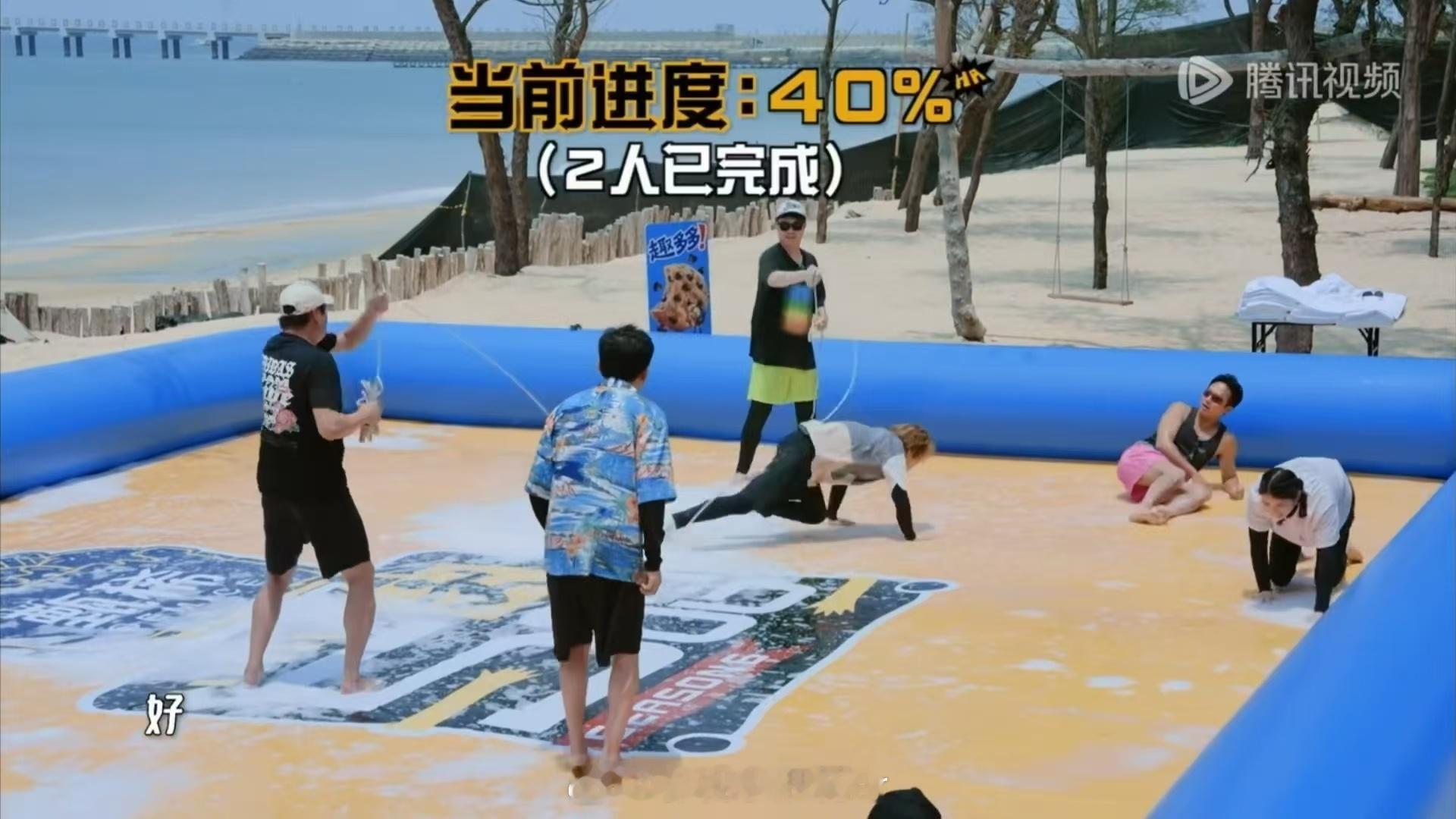 鹿晗爬向邓超鹿晗爬的手忙脚乱 鹿晗在节目跳绳环节表现很稳，全程节奏把控得当，几乎