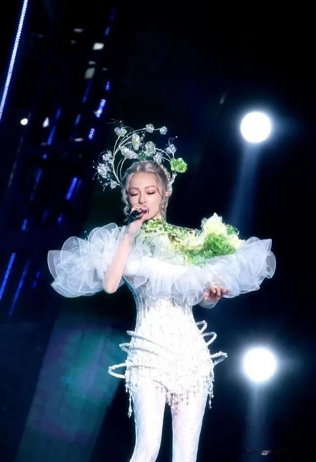 张韶涵，又仙又美，衣品绝 对是顶流中的顶流！原本以为是人长的漂亮，穿什么都有感觉