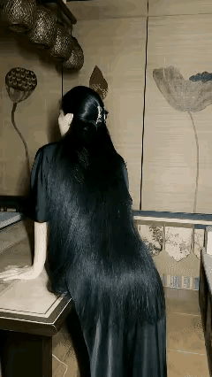 这一头乌黑的秀发，可真让人羡慕死了！