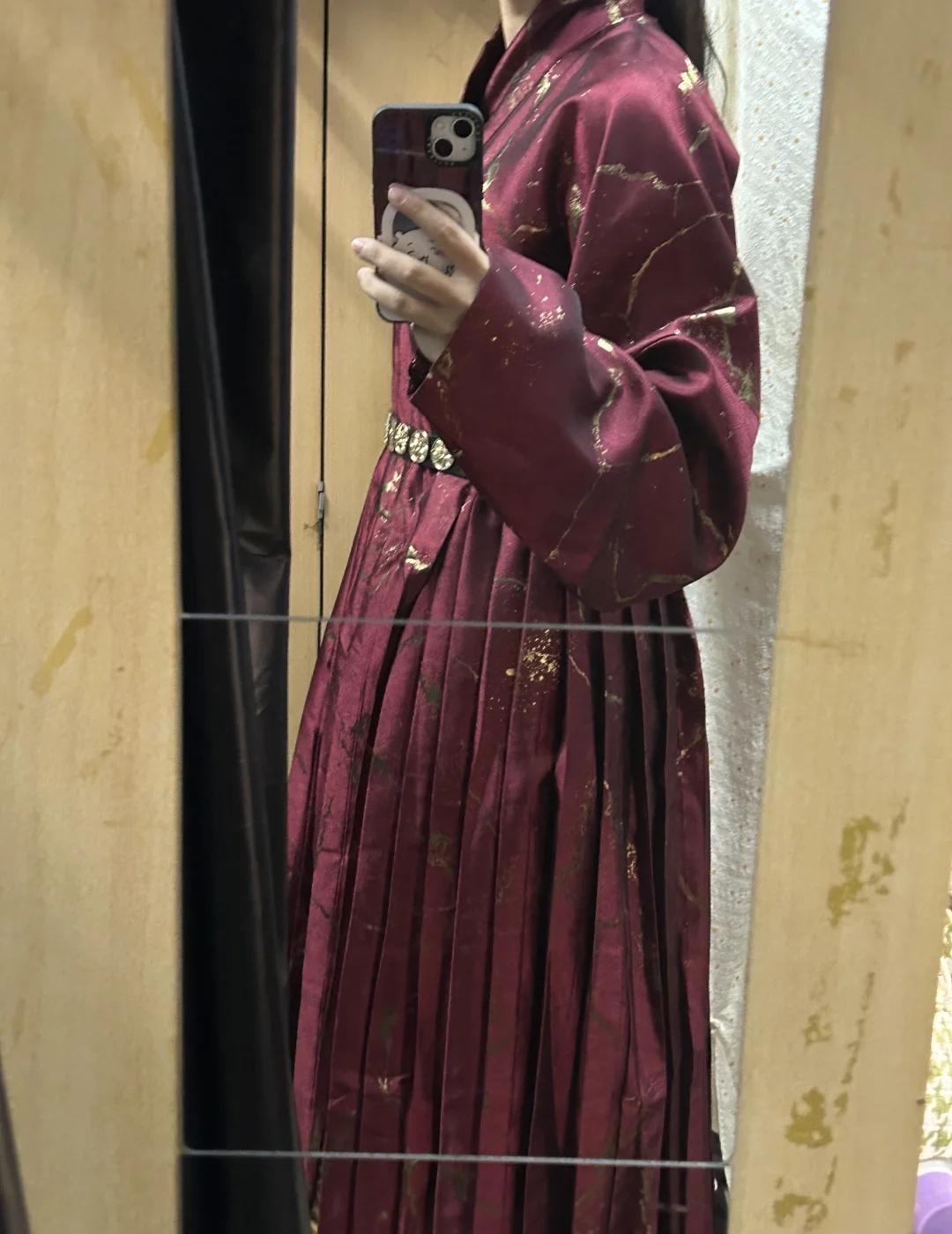 一件很帅的红色贴里
凹造型很帅，但是我脖子太短了有点卡脖子啊！有没有让脖子变长的