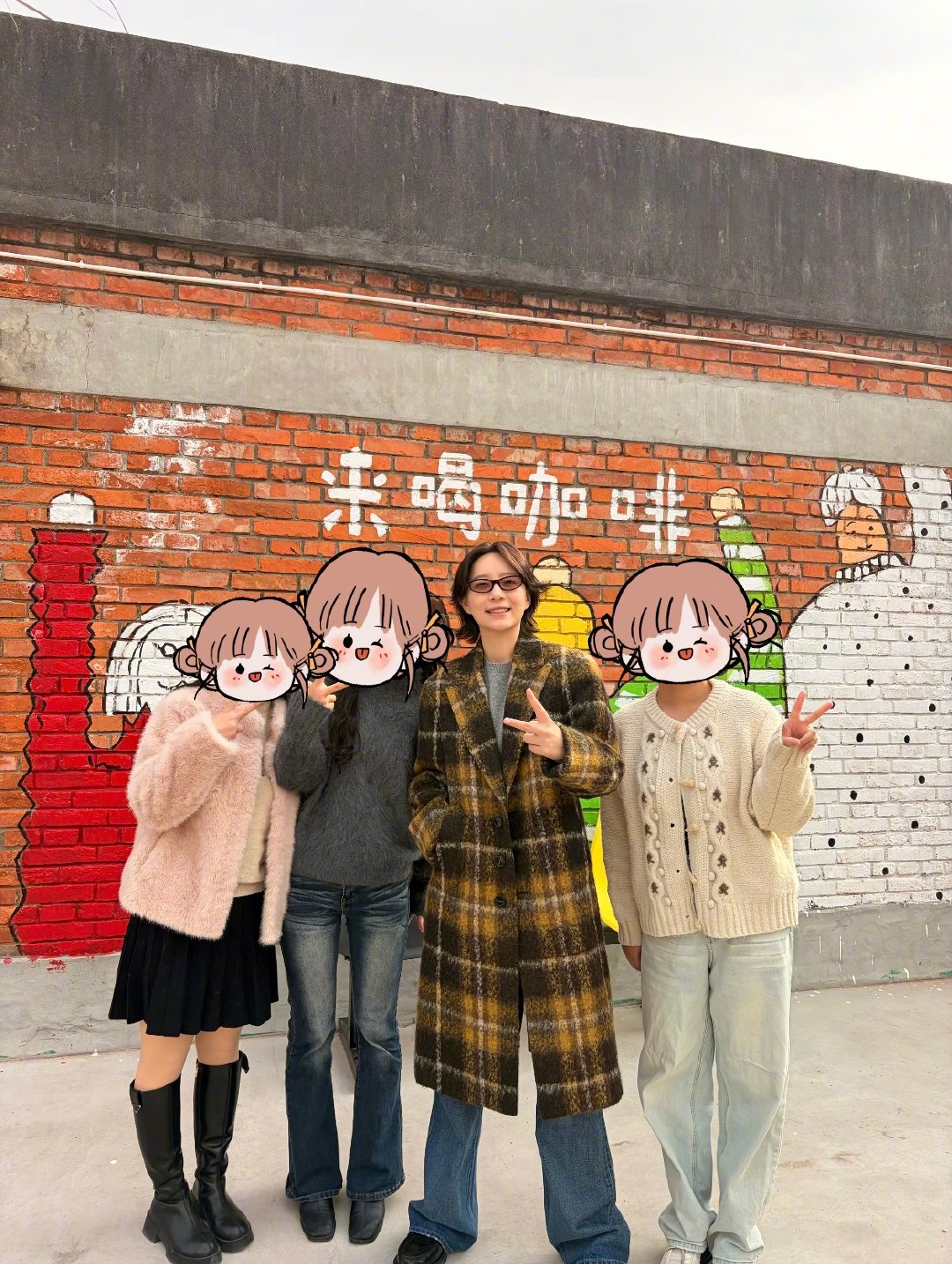 喝咖啡偶遇李斯丹妮 有网友在喝咖啡时偶遇李斯丹妮，还大方晒出了同框合照，连续用三