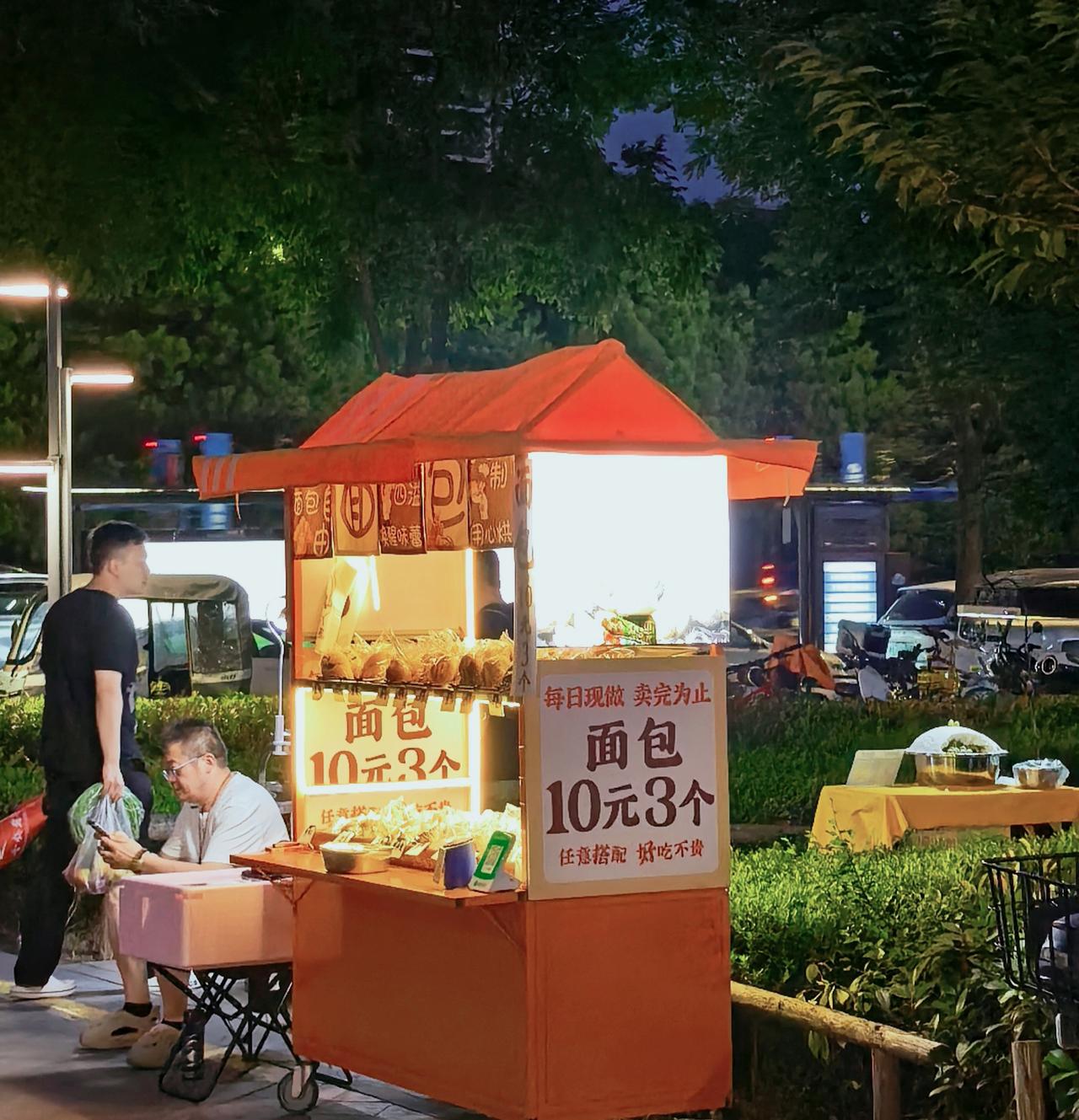 “每天现做，卖完收摊”，招牌上手写的几个歪歪扭扭的字，但，我觉得比任何广告都让人