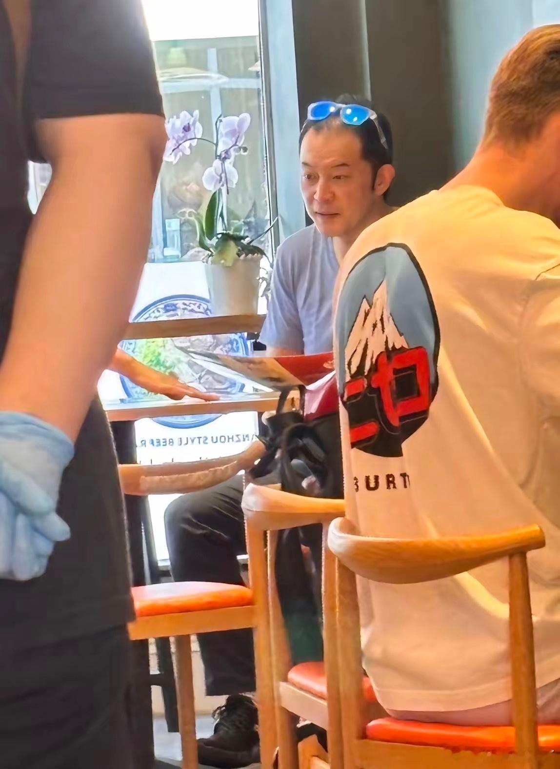 48岁沙溢和老婆胡可现身英国伦敦陪大儿子留学，一家人到餐馆吃饭被偶遇 
