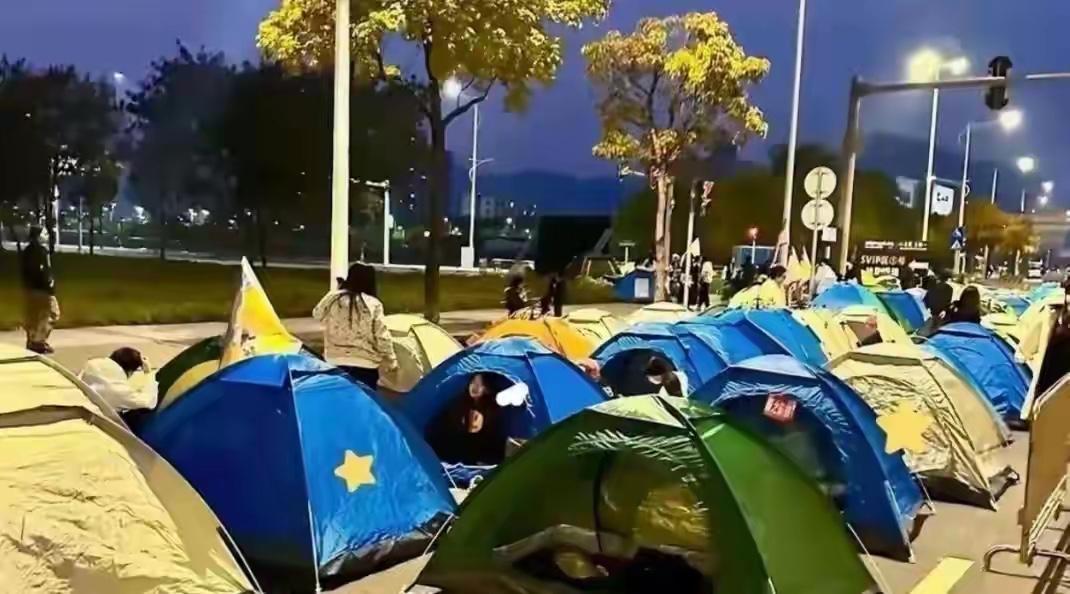 武汉江滩、杭州西湖周边、四川研溪湿地，帐篷连成片。美团的数字是，国庆露营订单比五
