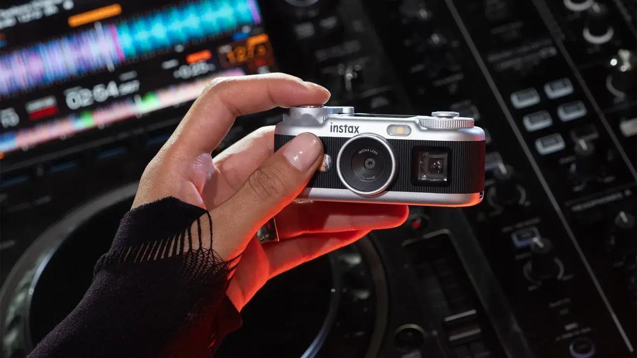 Instax Pal2补全富士即时影像。富士此次推出的Instax Pal 2，