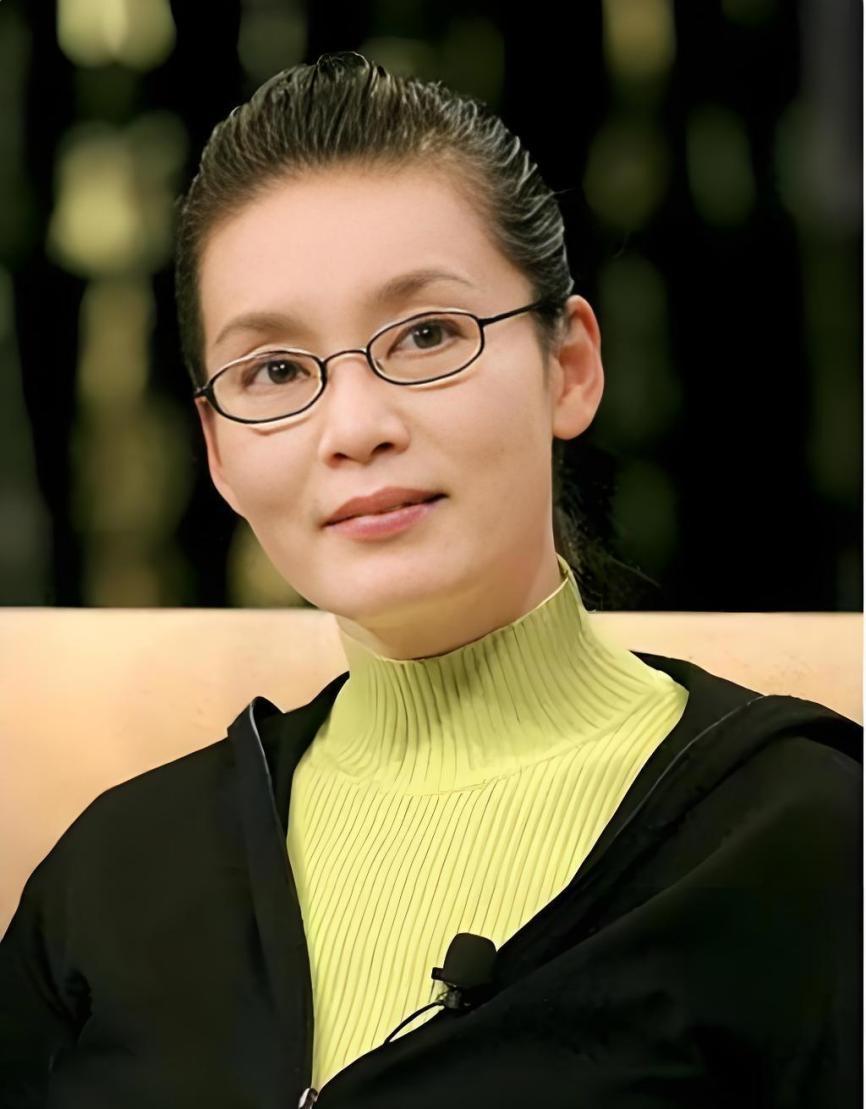 71岁的潘虹，现在终于承认，这辈子最大的错，就是太晚明白这段话：“年轻时，除了孩