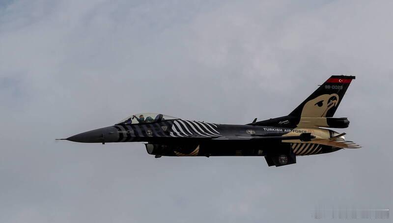 土耳其F-16战机再发事故！执行任务时坠毁 飞行员遇难海外新鲜事ai热点共创计划