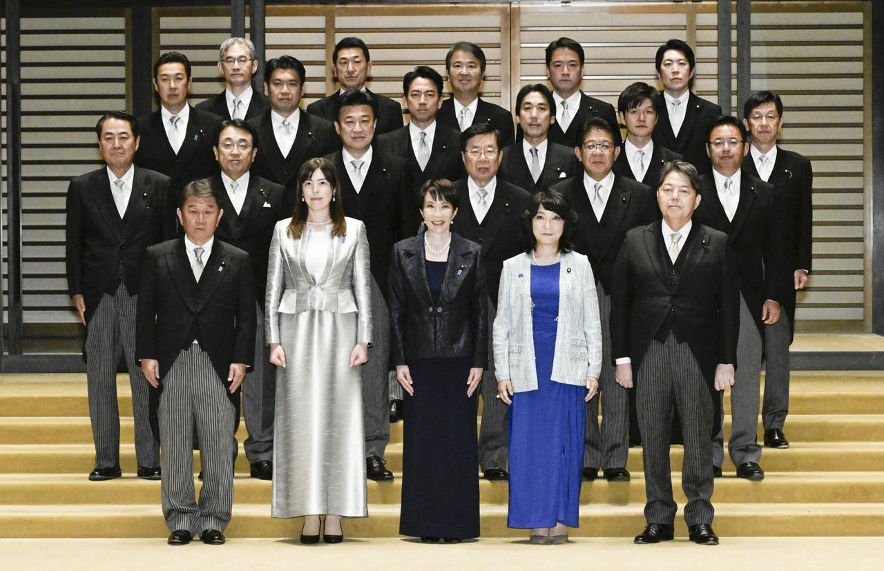 高市内阁启动。只有2位女阁僚。平均年龄59岁。