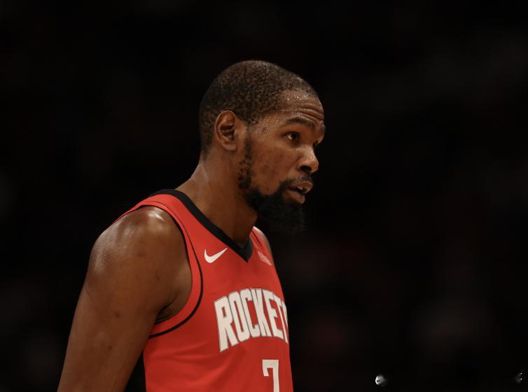 NBA常规赛，火箭加时122-128不敌76人，杜兰特赛后接受了媒体采访。记者：