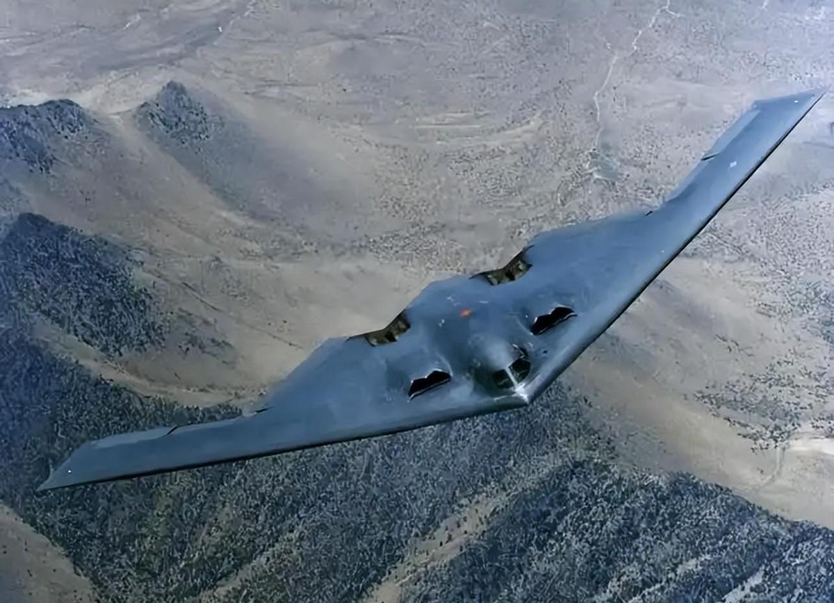 很多人至今还把美军的B-2“幽灵”轰炸机奉为神坛上的天花板，甚至觉得咱们的轰-2