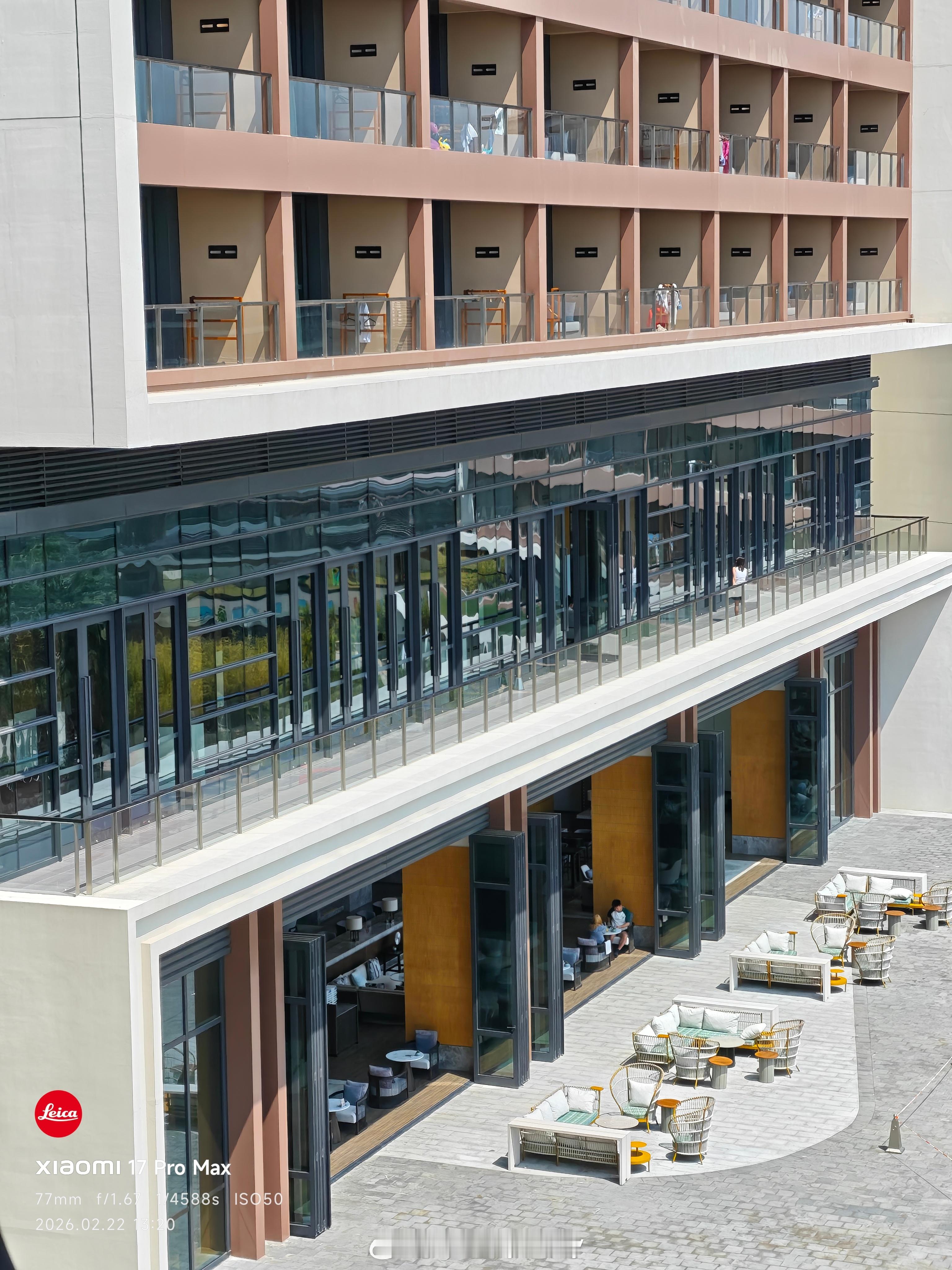 大堂后方餐吧如果不消费不能入座等房间收拾好，那就立个牌子，写个告知，加点人手，阻