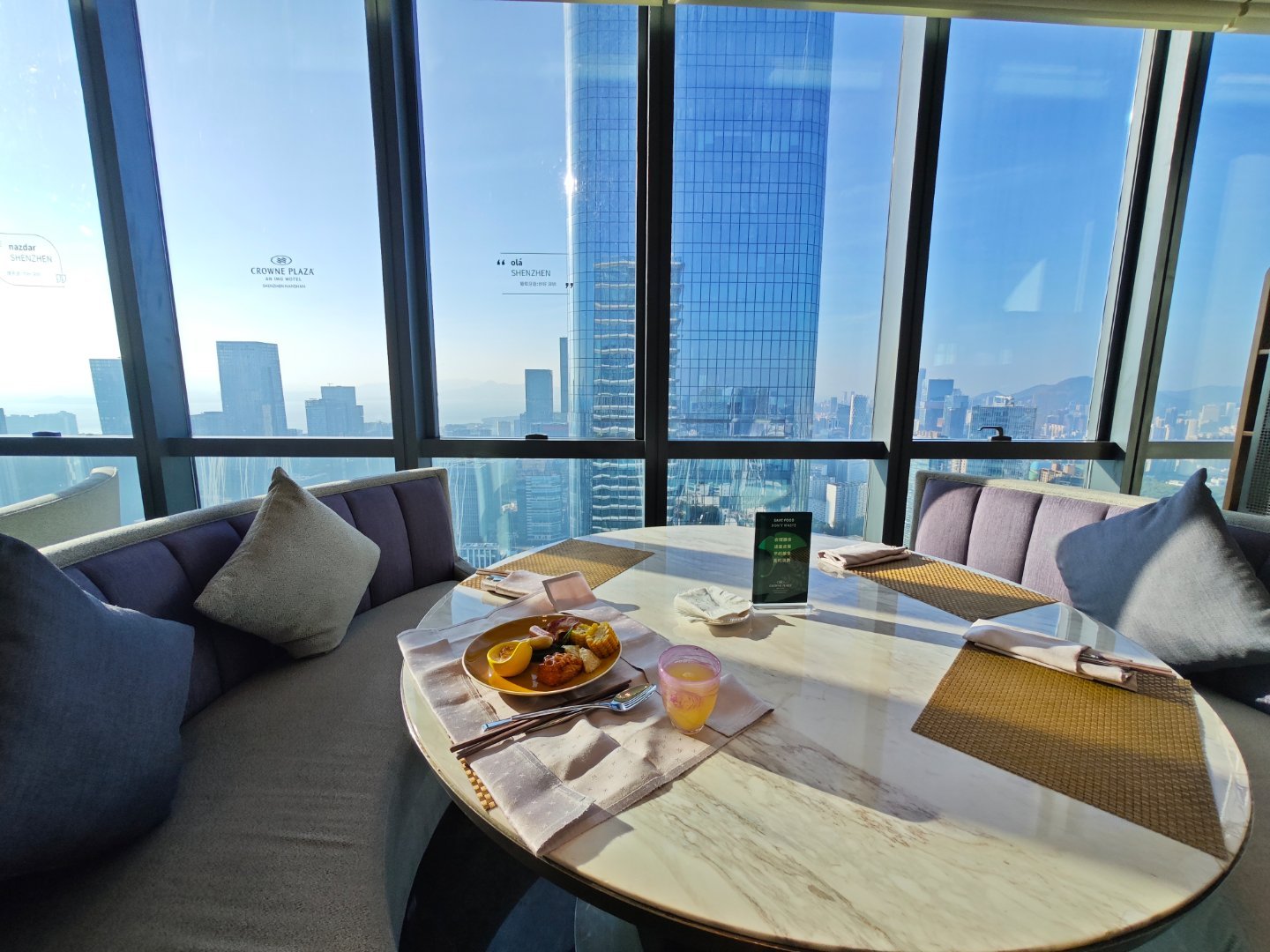 今天吃早饭的地方很劲爆，多发几张，在46楼看风景机会可不多 ​​​