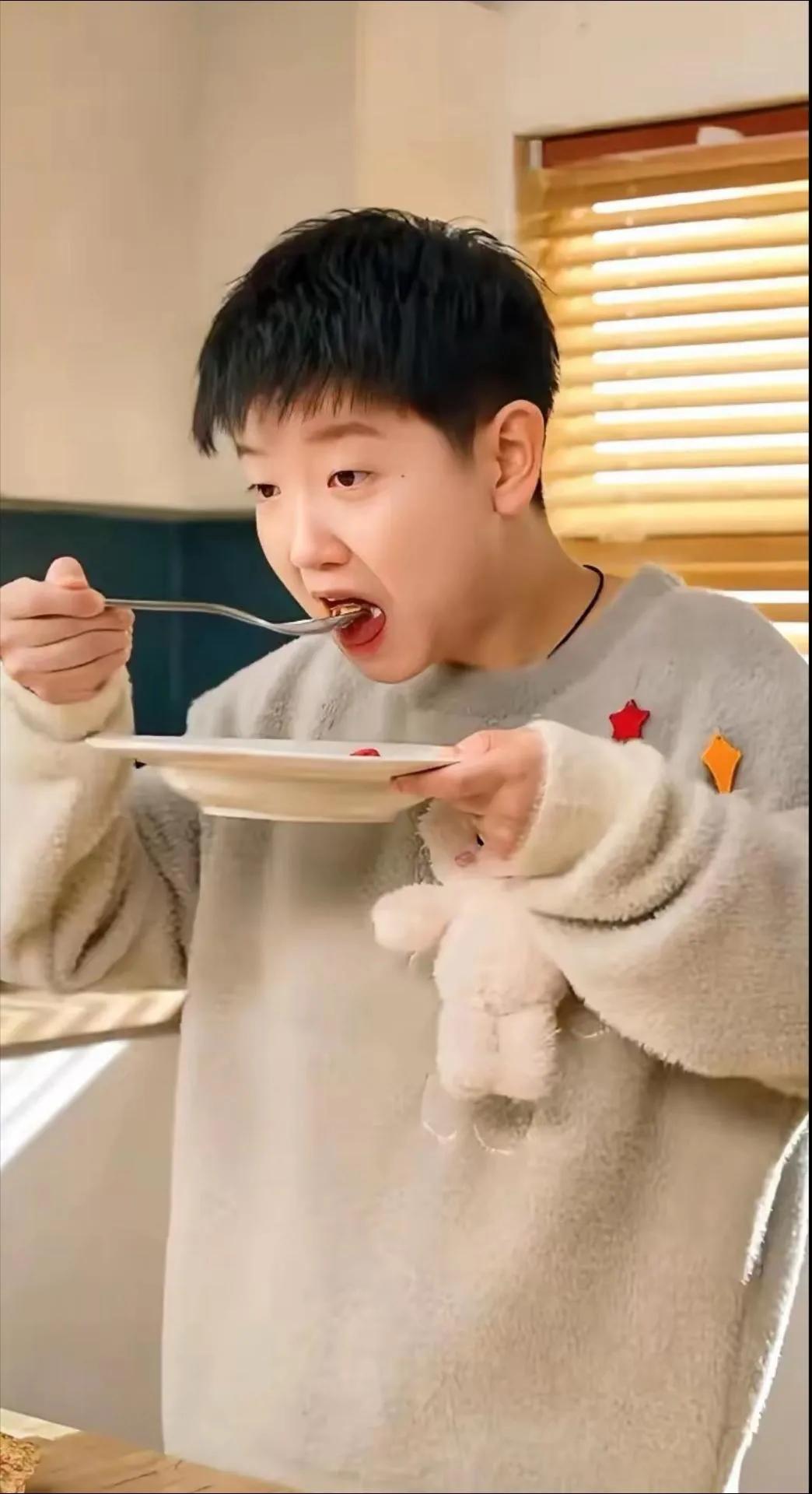 笑死了！莎莎代言麦片，结果毛衣卖疯啦！
     不得不说，莎莎是真火啊，喜欢她