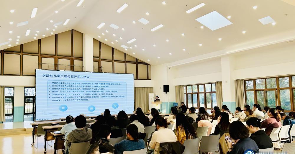 【托幼机构健康服务提升行动现场会举行】近日，由区教育局、卫健委主办，实验幼儿园城