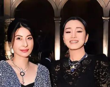 11月8日，‌巩俐‌（59岁）与‌郭晶晶‌（44岁）在卡地亚品牌晚宴同框亮相。