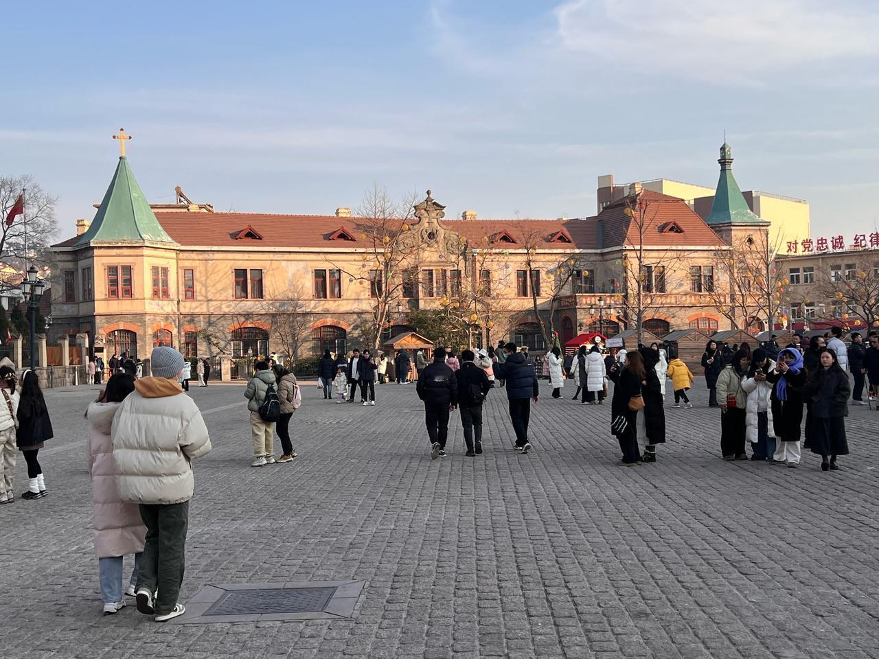 为何说冬季里来青岛旅游更有东方瑞士味道？青岛一座拥有独特风景的城市， 不仅有红砖