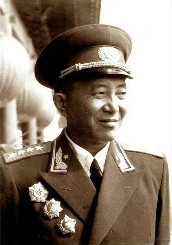 我们深切缅怀久经考验的忠诚的无产阶级革命家、军事家，党、国家和军队的卓越领导人，