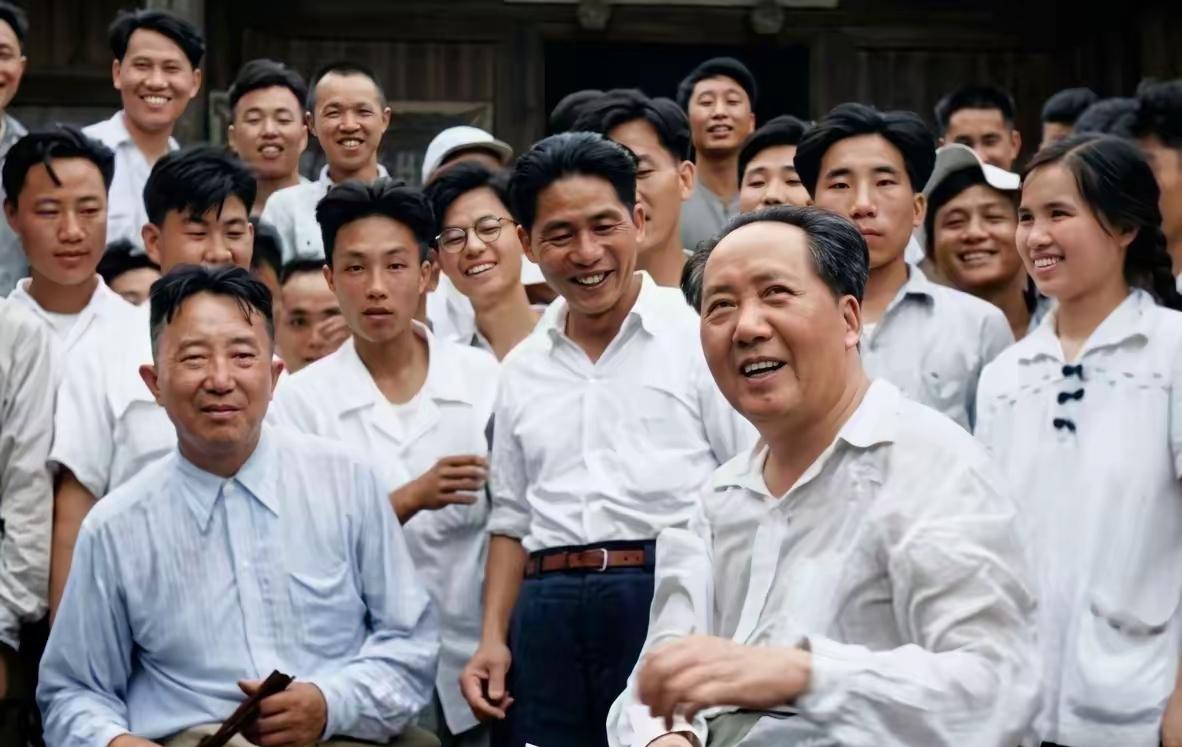 阔别韶山三十二载，毛主席荣归故里，公安部长罗瑞卿全程陪同护行。脚踏故土，伟人凝望