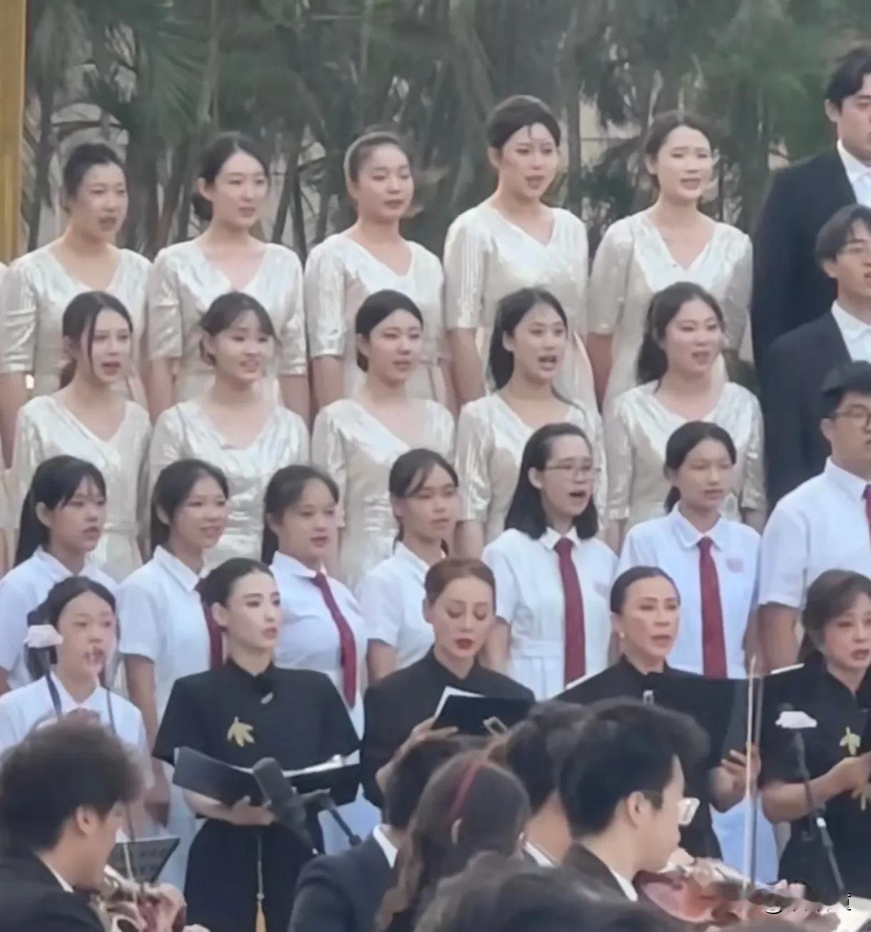 能当明星，都是有出众颜值的！
张柏芝、刘嘉玲、刘晓庆、宁静与众多学生一起合唱《保
