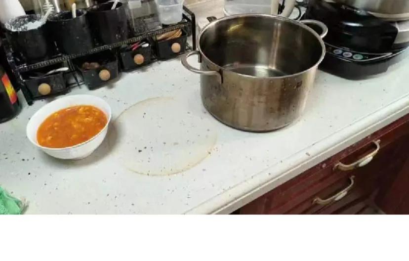 月嫂做饭烫坏了大理石，该怎么赔偿
如题，我妈是月嫂，今天工作的时候烫坏了大理石橱