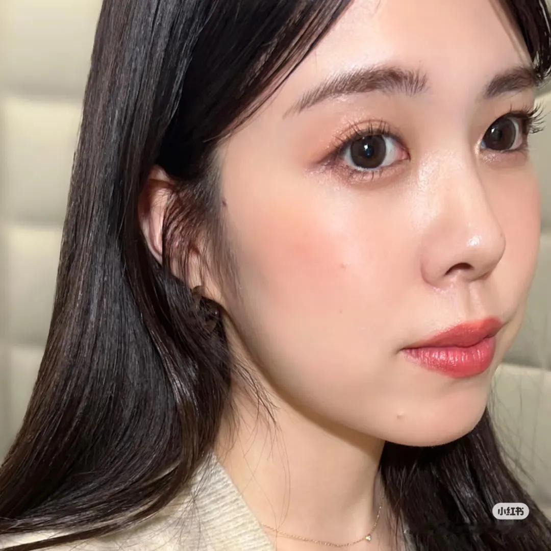 话说日本近几年就推出了许多颜值和气质都相当不错的新晋博主，而min就是其中之一。