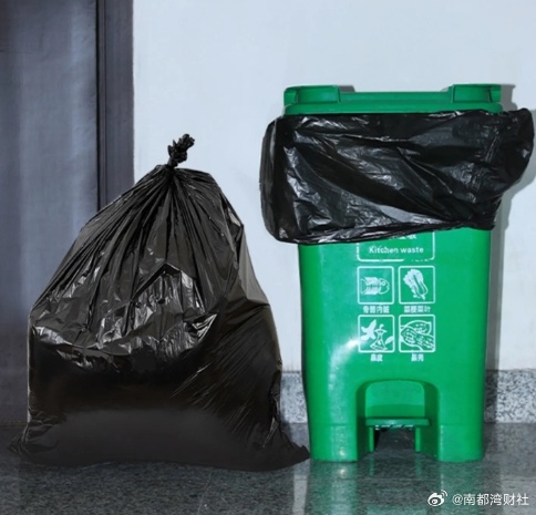 #韩国民众抢购垃圾袋#【中东局势吃紧，#韩国多地现垃圾袋抢购潮#】在中东局势持续