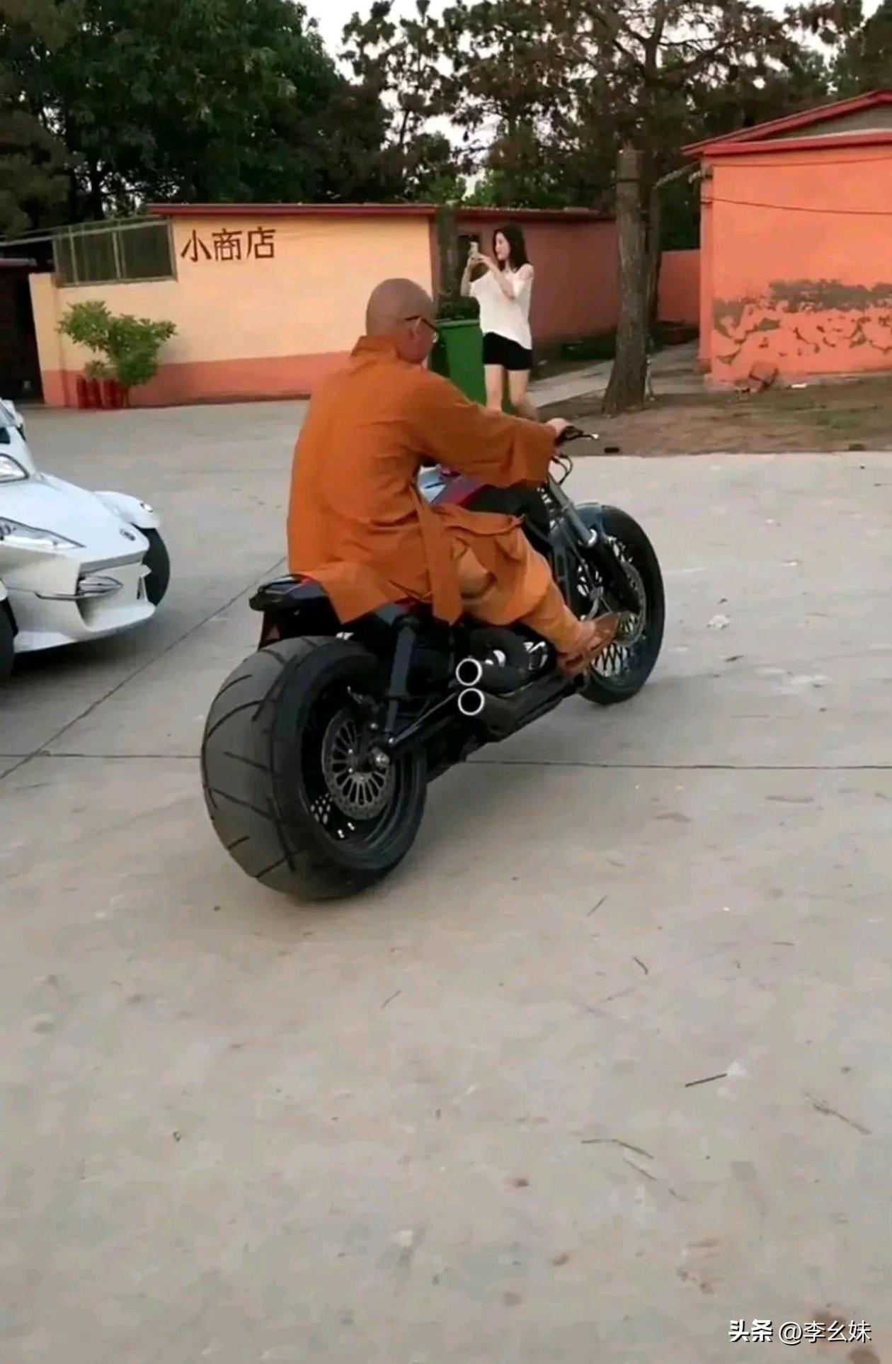 他骑的是哪一款摩托，怎么轮子这么大？