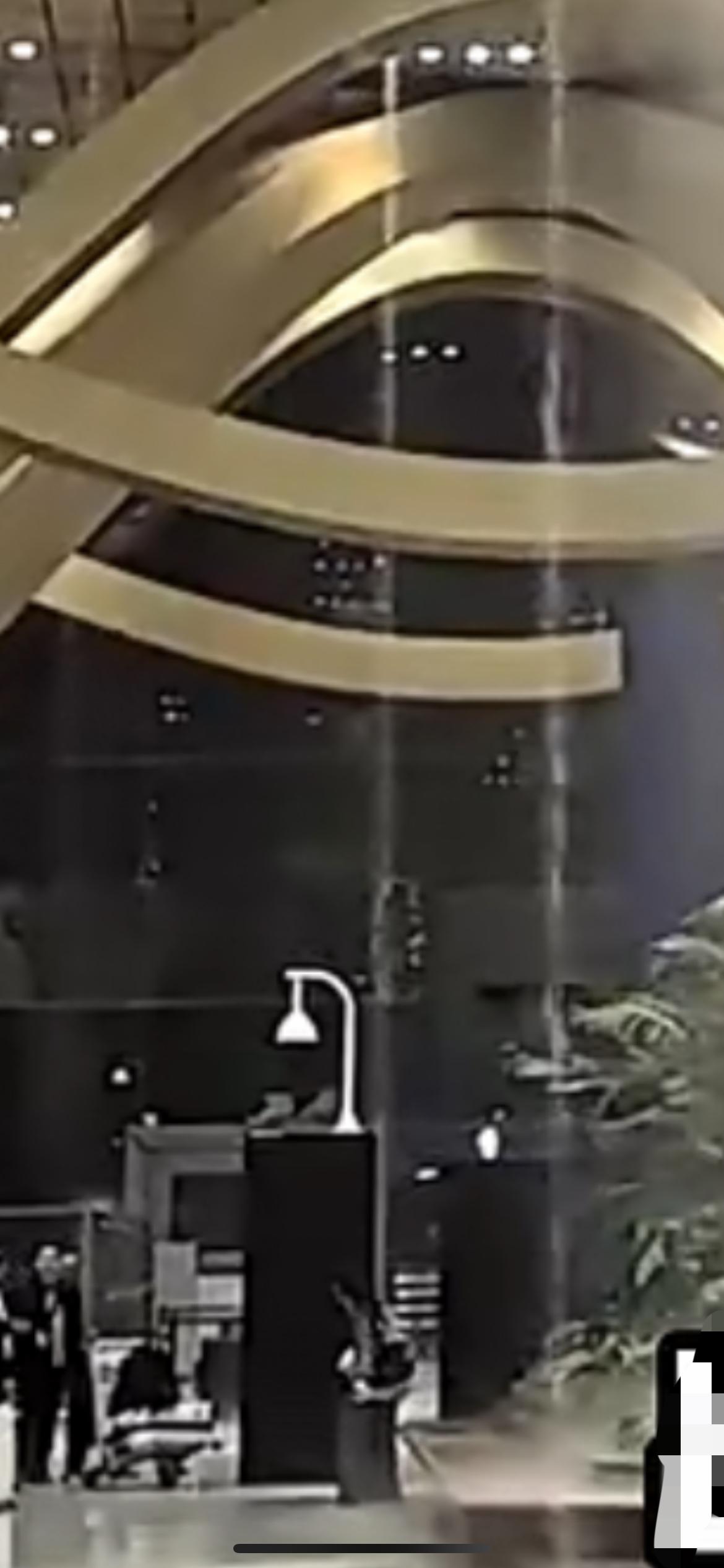 延误比例达72%，网友称昆明长水机场航站楼漏水，机场回应：恶劣天气所致，目前仅部