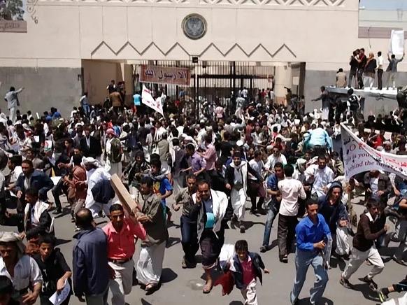 美国海军陆战队在卡拉奇总领事馆向抗议人群开火！已致10人伤亡，数十人受伤。该事件