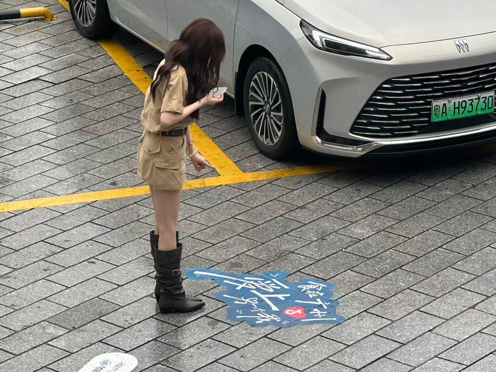 吴宣仪爱上另一个我特别见面会.吴宣仪 又看到两张图好看捏