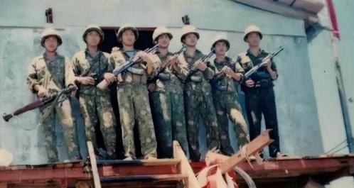 1990年，我国驻守南薰礁的11名战士突然与外界失去联系。有关方面随后派船登礁查