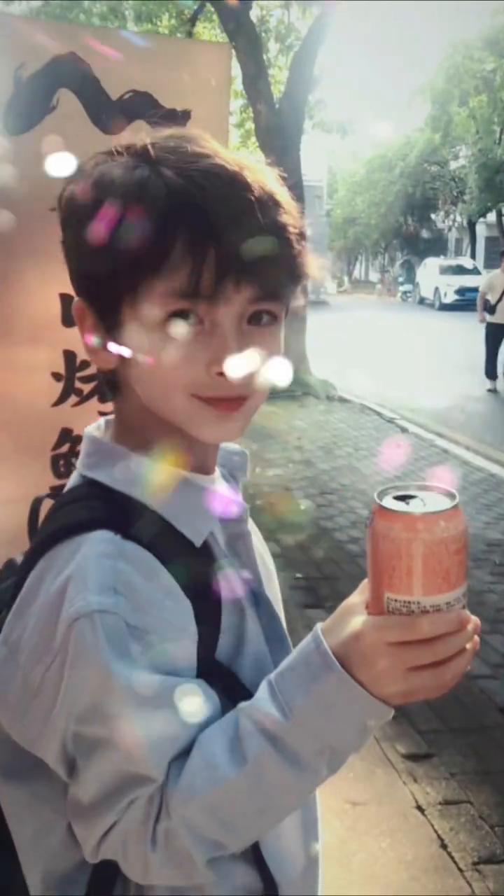 中国妈妈，爸爸，英国+爱尔兰。
妈妈长这样，爸爸长这样，这是我们生的儿子。好高，