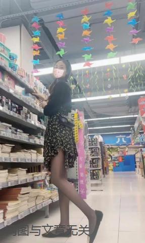 为了赚钱不择手段？江苏一餐饮店推出：女穿黑丝，洛丽塔等服装、男梳微分碎盖和美式前
