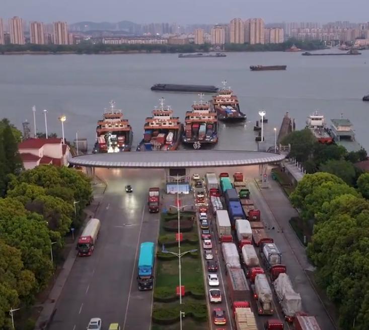 南京并非没有过江汽渡，板桥汽渡至今仍在运行主要承担重载货车绕行主城的功能。不少人