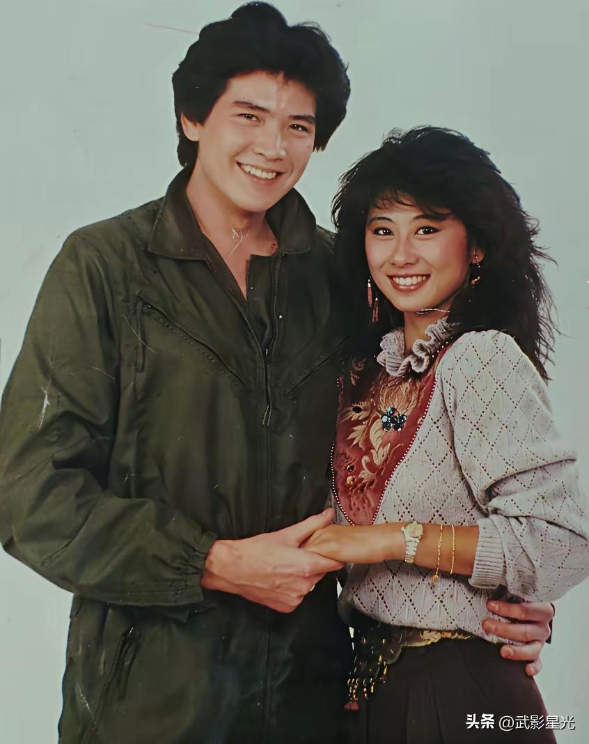 我敢断言
倘若费翔生于这个时代
他必定会结婚生子
在20世纪80年代
男艺人连恋