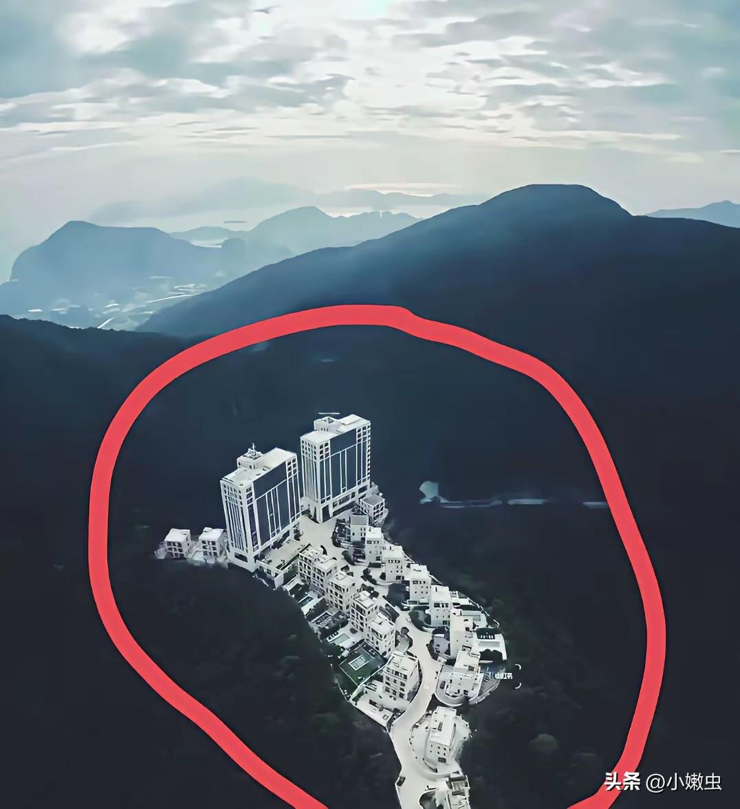 这种房子，在大陆是很难卖的。
周围荒无人烟，坐落山凹中间。
想想住着都慌张，生活