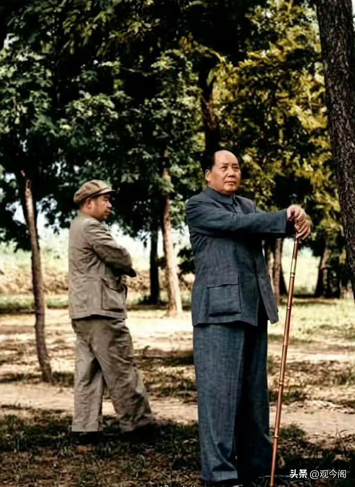 伟人郊外徒步，竹杖布衣，步履从容，笑容温和。没有排场，不摆架子，走在山野间，像一
