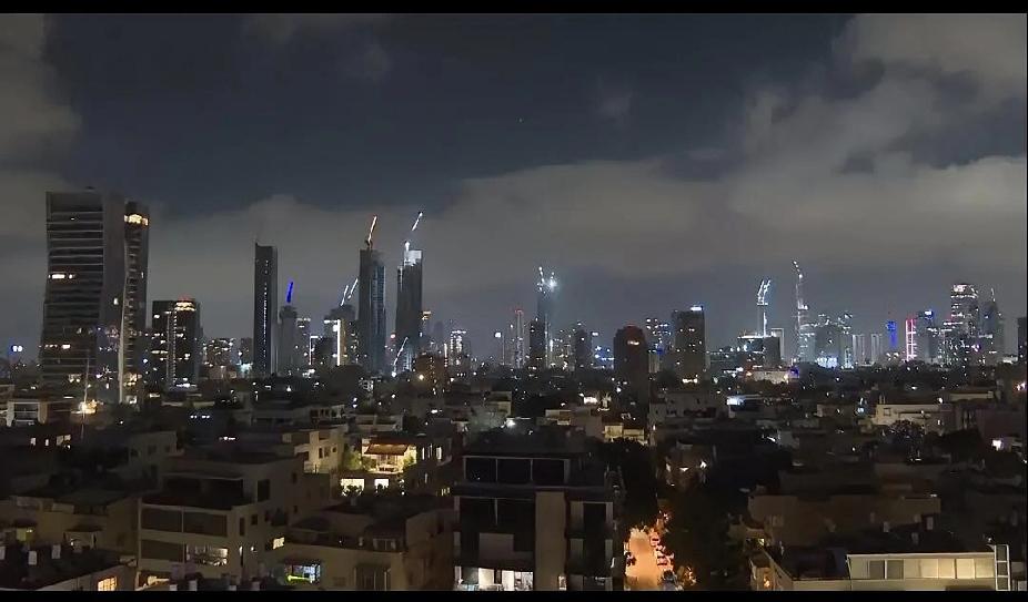 打了这么久了，以色列依然灯火通明，伊朗仍然没有把以色列电厂瘫痪掉，不知是没有能力