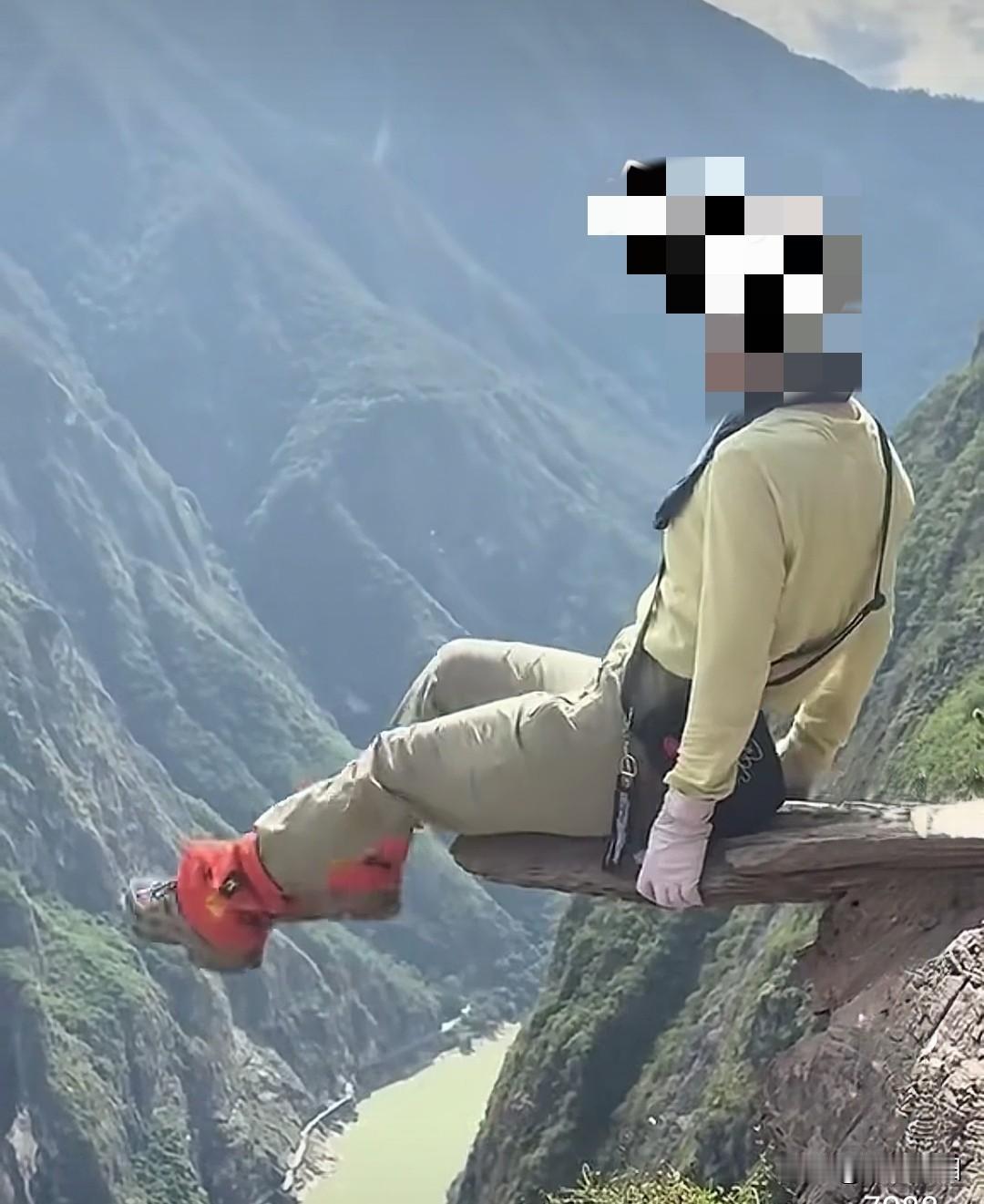 为了拍张美美的照片，这名女子不顾自身安危坐在悬崖边的薄石板上，时而摆出不同的po