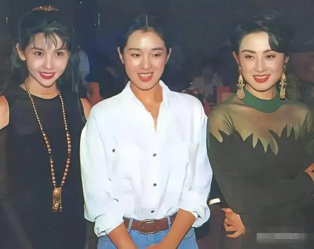 这是多年前，巩俐与张敏、邱淑贞的一张合影。三人无须过多赘述，单论外娱乐圈都是冠绝